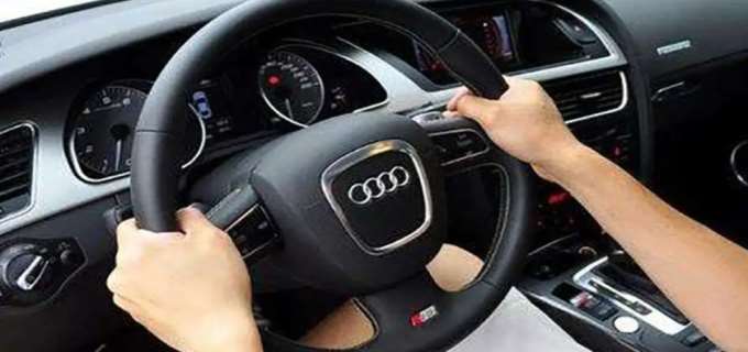 在拐弯后汽车方向盘得用右手手使力靠右边转动方向盘,使其驾驶方向向